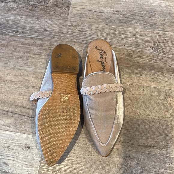 Free People taupe velvet pointy flats new with box - Picture 3 of 3